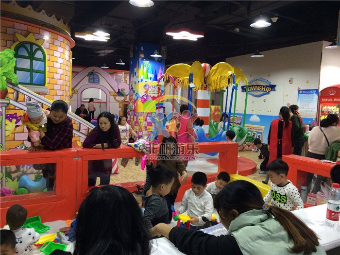 湖南鳳凰古城商場(chǎng)淘氣堡系列(圖1) 湖南鳳凰古城商場(chǎng)淘氣堡系列