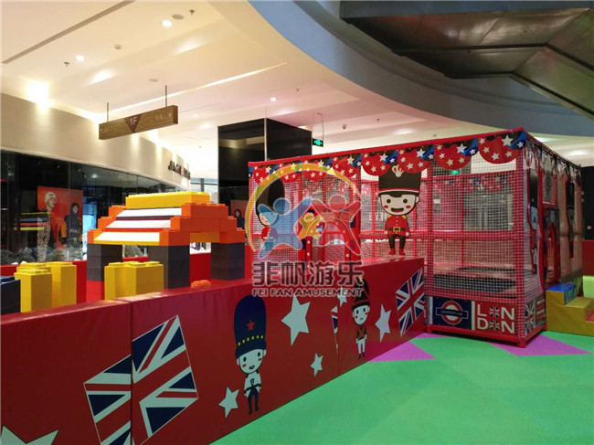 安徽安慶市大觀區(qū)匯峰廣場紅色百萬海洋球池(圖1) 安徽安慶市大觀區(qū)匯峰廣場紅色百萬海洋球池